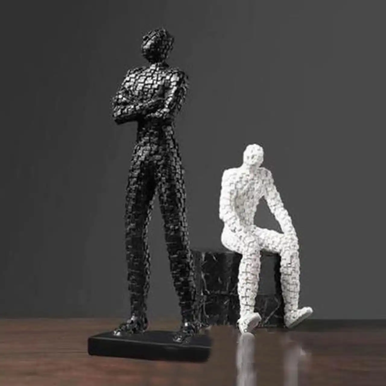 مجسمه ایستاده مدرن برای زیبایی دکور خانه و ایجاد فضای هنری خاص و جذاب