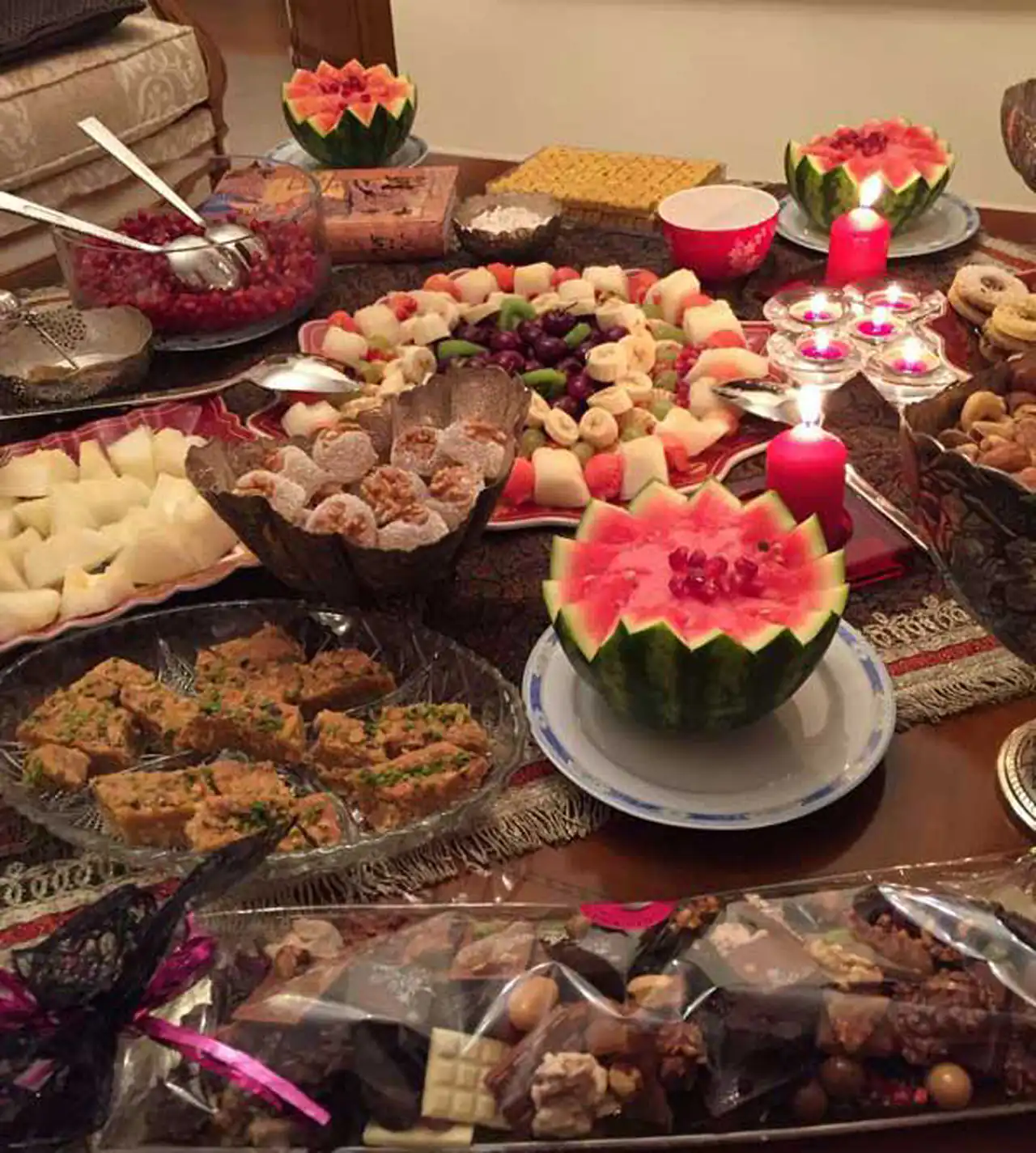 تزیین سفره شب یلدا لاکچری + زیباترین مدل های تزیین سفره شب یلدا لاکچری
