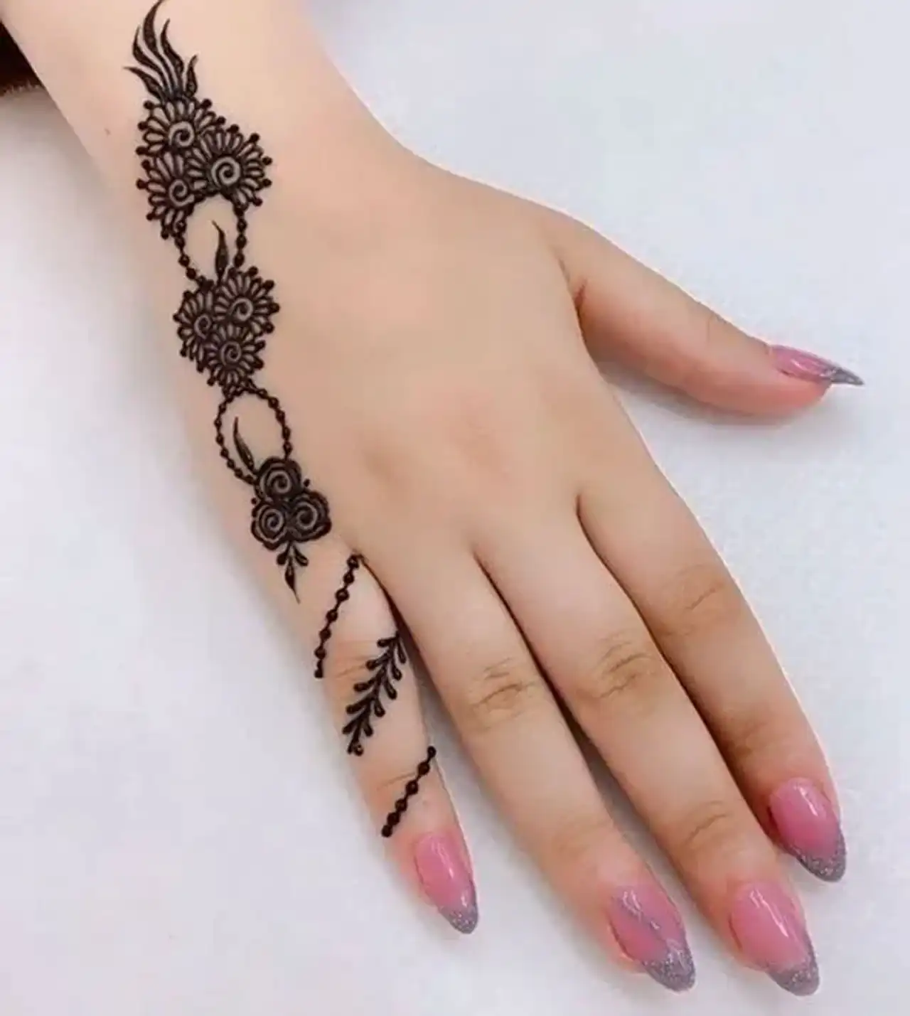 طرح مدل حنا زیبا و با کلاس با مدل های ساده و شلوغ که همه عاشقش میشن