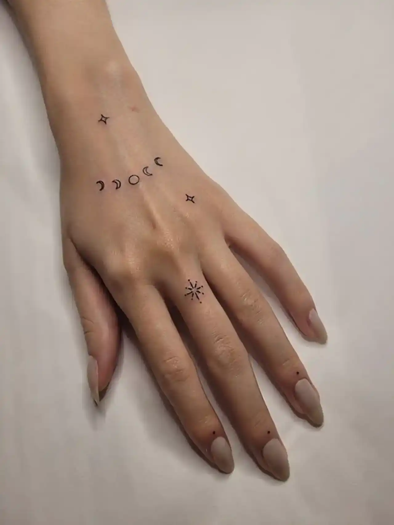 تاتو روی دست ساده + ایده های خفن و ساده برای طراحی تاتو روی دست مردانه و زنانه