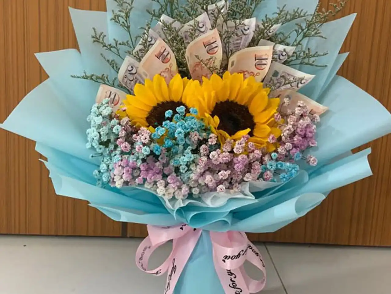 تزیین پول ساده و شیک + ایده های جذاب برای هدیه دادن پول با گل آرایی زیبا