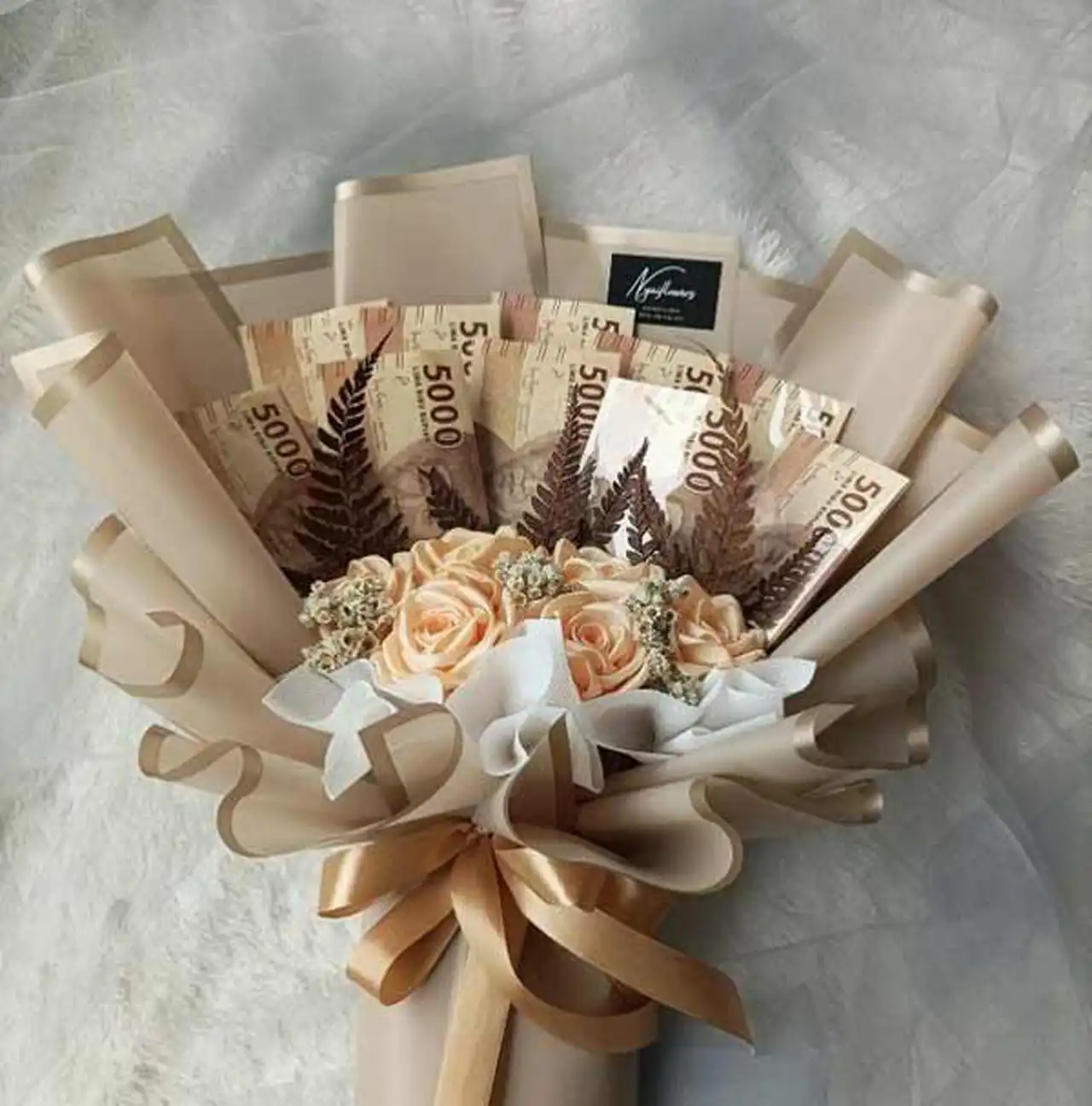 تزیین پول ساده و شیک + ایده های جذاب برای هدیه دادن پول با گل آرایی زیبا