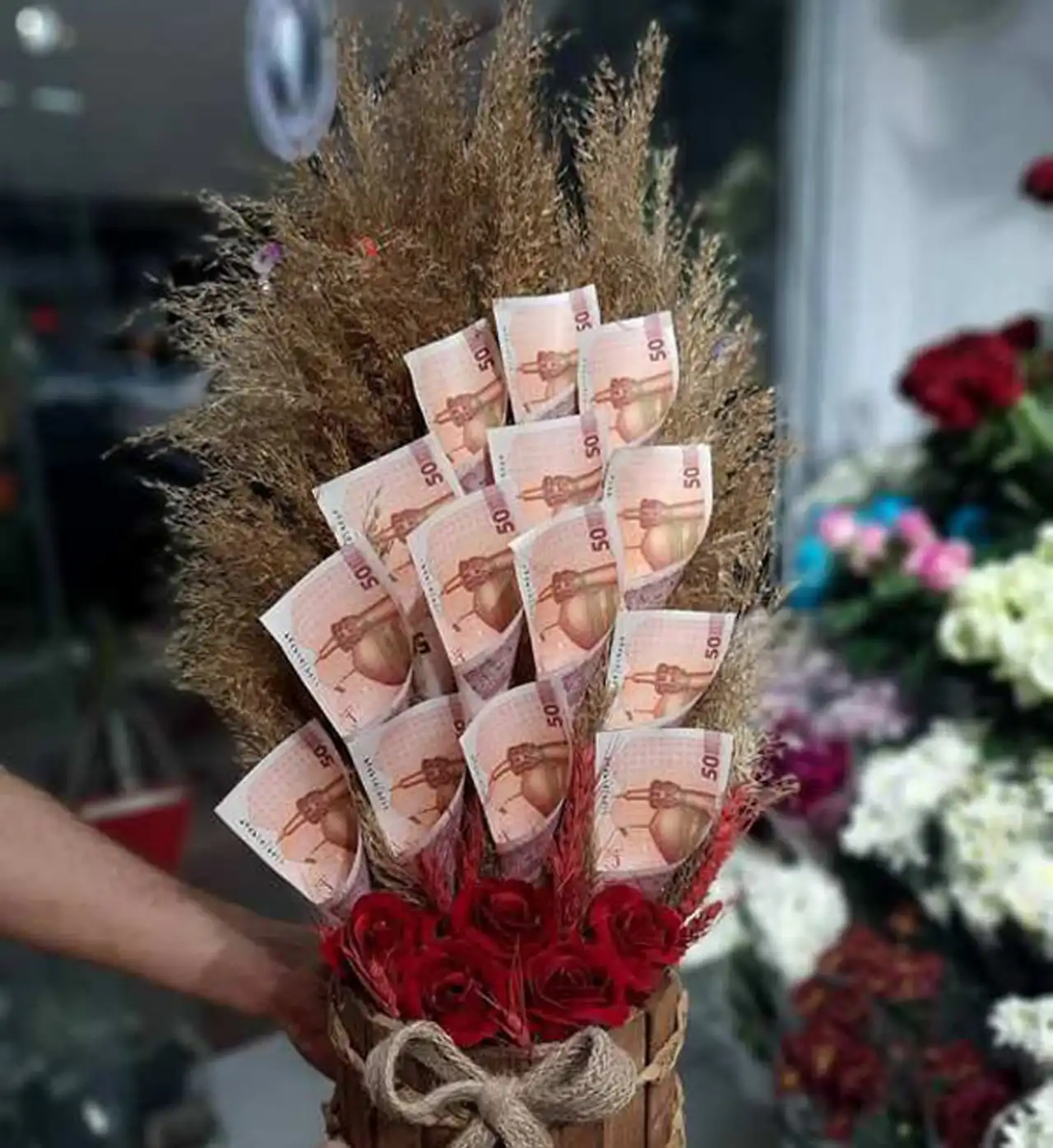 تزیین پول ساده و شیک + ایده های جذاب برای هدیه دادن پول با گل آرایی زیبا
