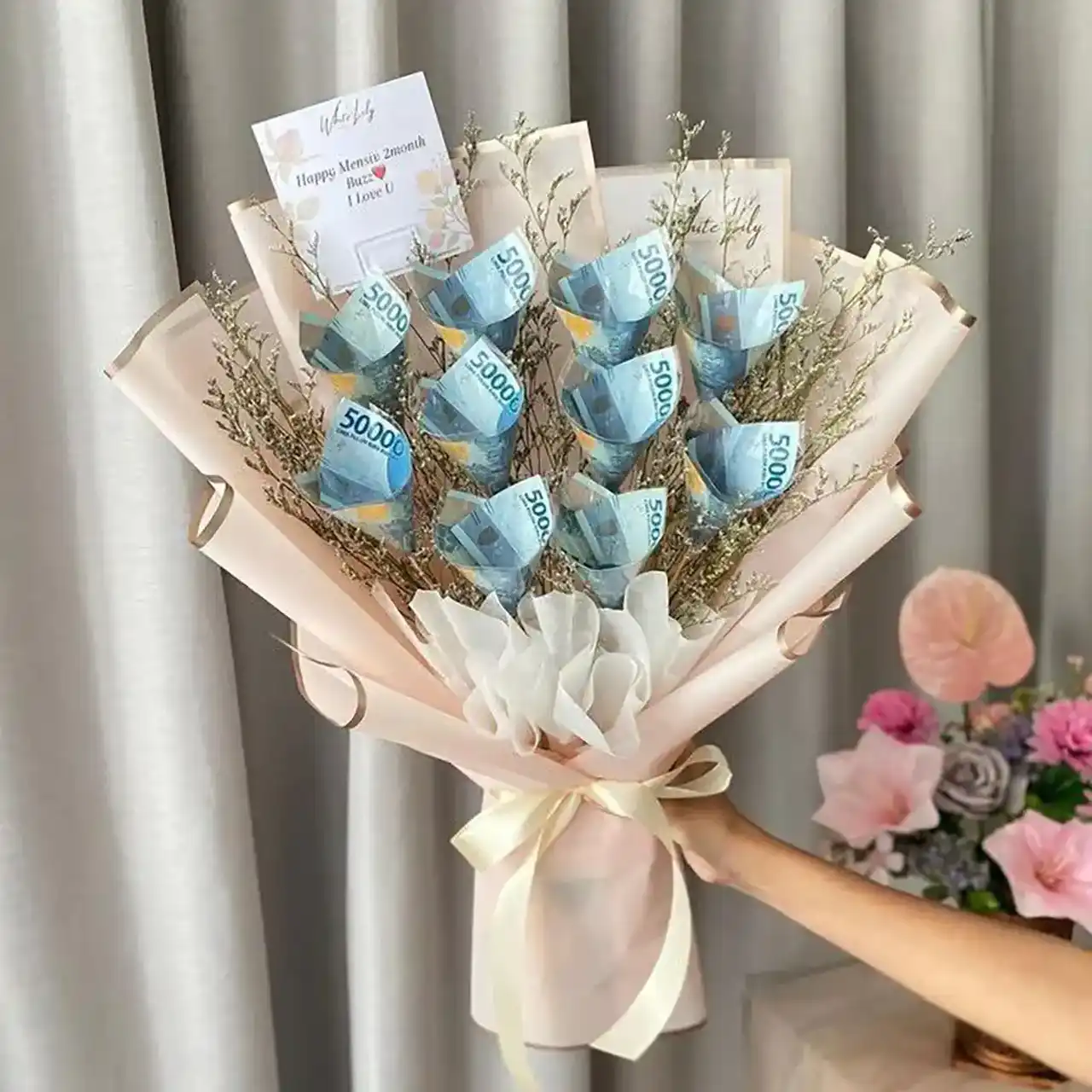 تزیین پول ساده و شیک + ایده های جذاب برای هدیه دادن پول با گل آرایی زیبا
