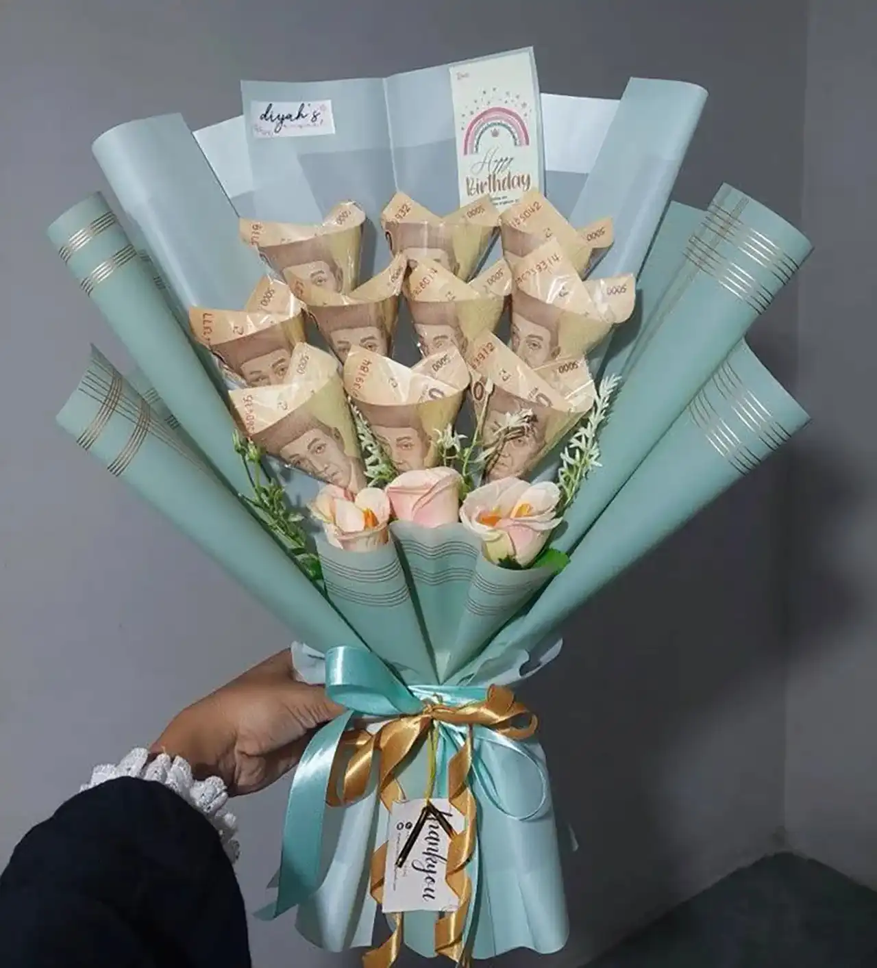 تزیین پول ساده و شیک + ایده های جذاب برای هدیه دادن پول با گل آرایی زیبا