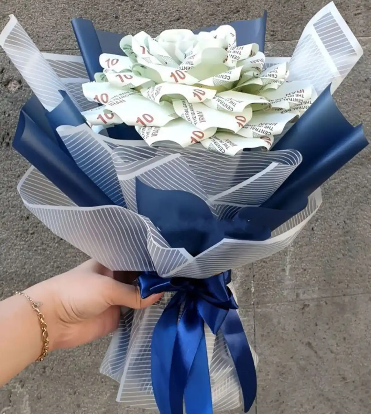 تزیین پول ساده و شیک + ایده های جذاب برای هدیه دادن پول با گل آرایی زیبا