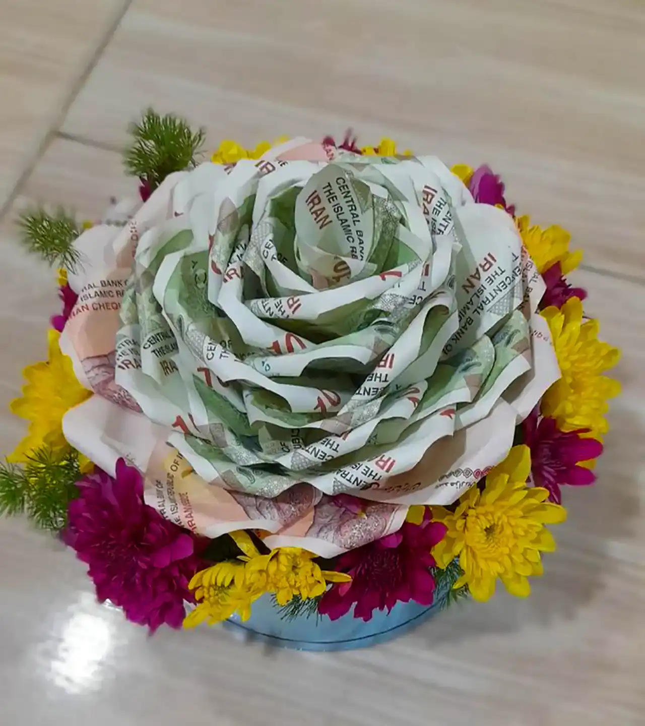 تزیین پول ساده و شیک + ایده های جذاب برای هدیه دادن پول با گل آرایی زیبا