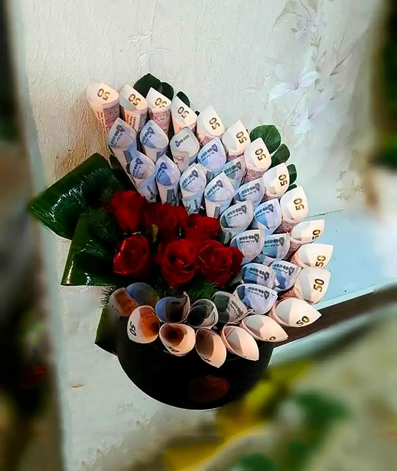 تزیین پول ساده و شیک + ایده های جذاب برای هدیه دادن پول با گل آرایی زیبا