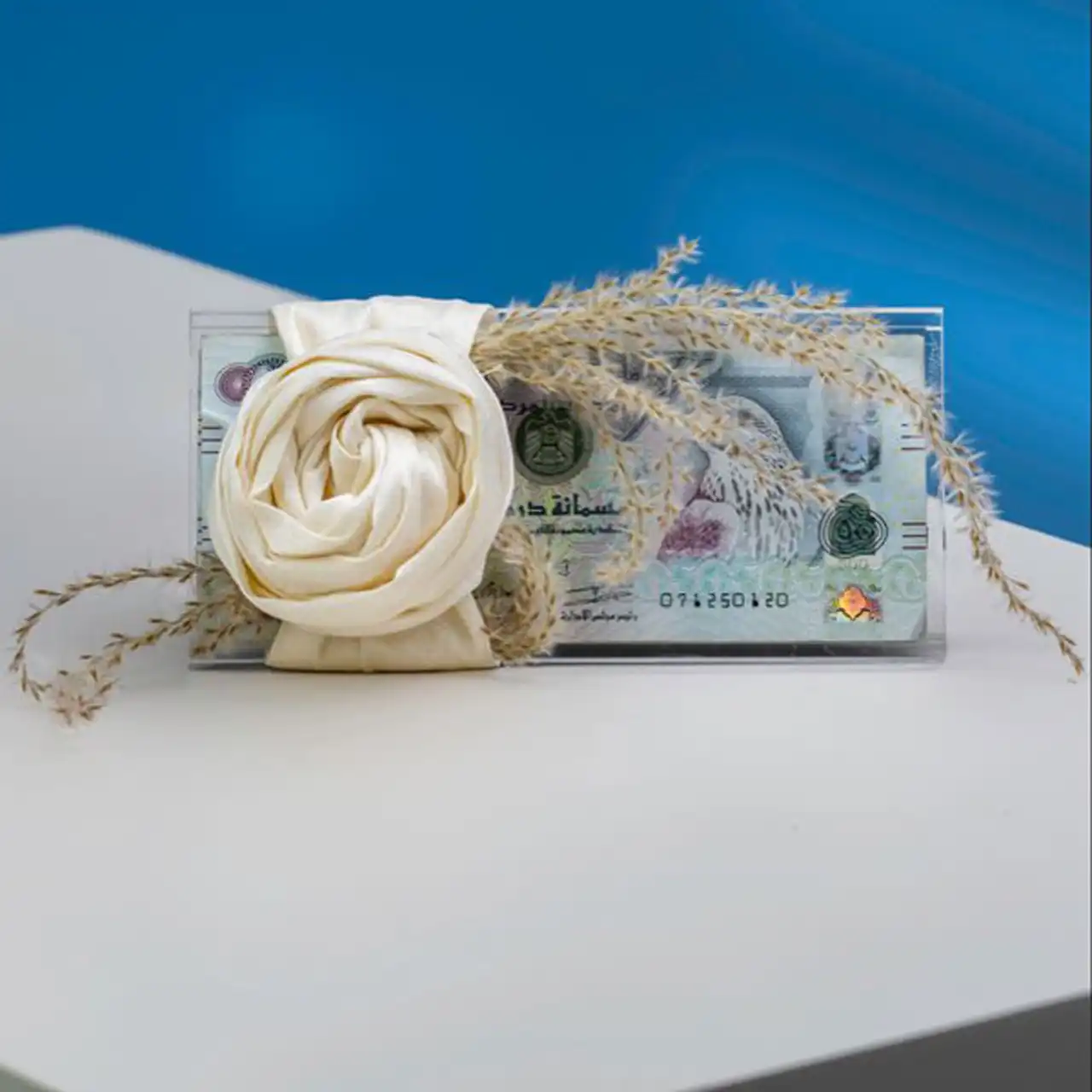 تزیین پول ساده و شیک + ایده های جذاب برای هدیه دادن پول با گل آرایی زیبا
