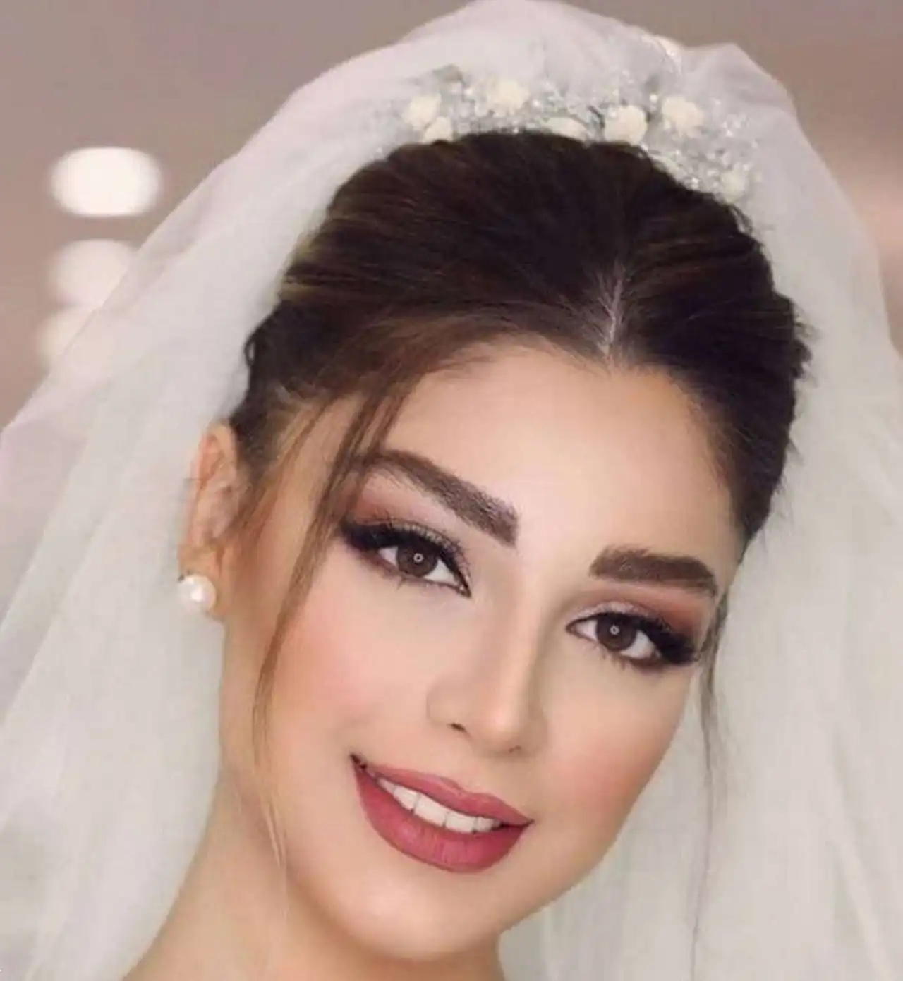 مدل عروس بدون تاج + استایل باکلاس در روز عروسی با آرایش و شینیون به روز