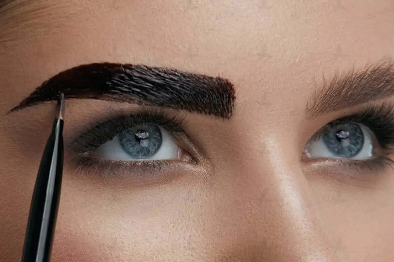 مدل حنا ابرو + رنگ کردن و فرم‌دهی به ابروها با استفاده از حنا