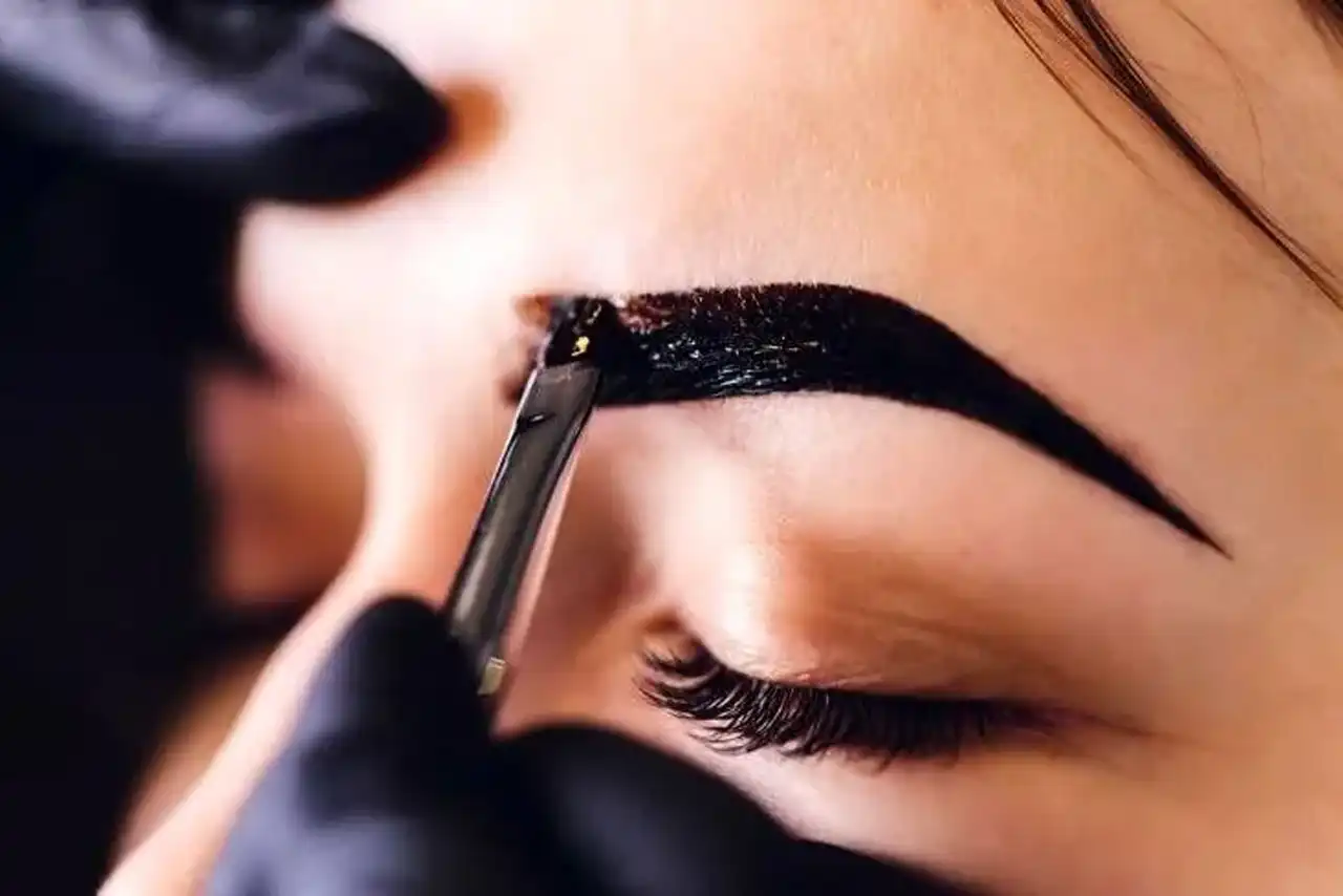 مدل حنا ابرو + رنگ کردن و فرم‌دهی به ابروها با استفاده از حنا