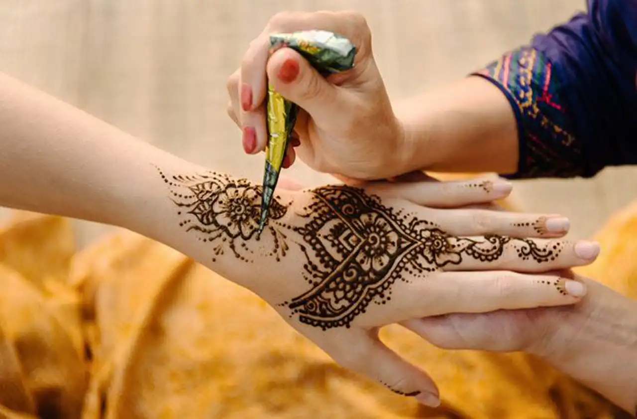 مدل حنا اسم + ایده های زیبا و متفاوت برای طراحی اسم با استفاده از حنا