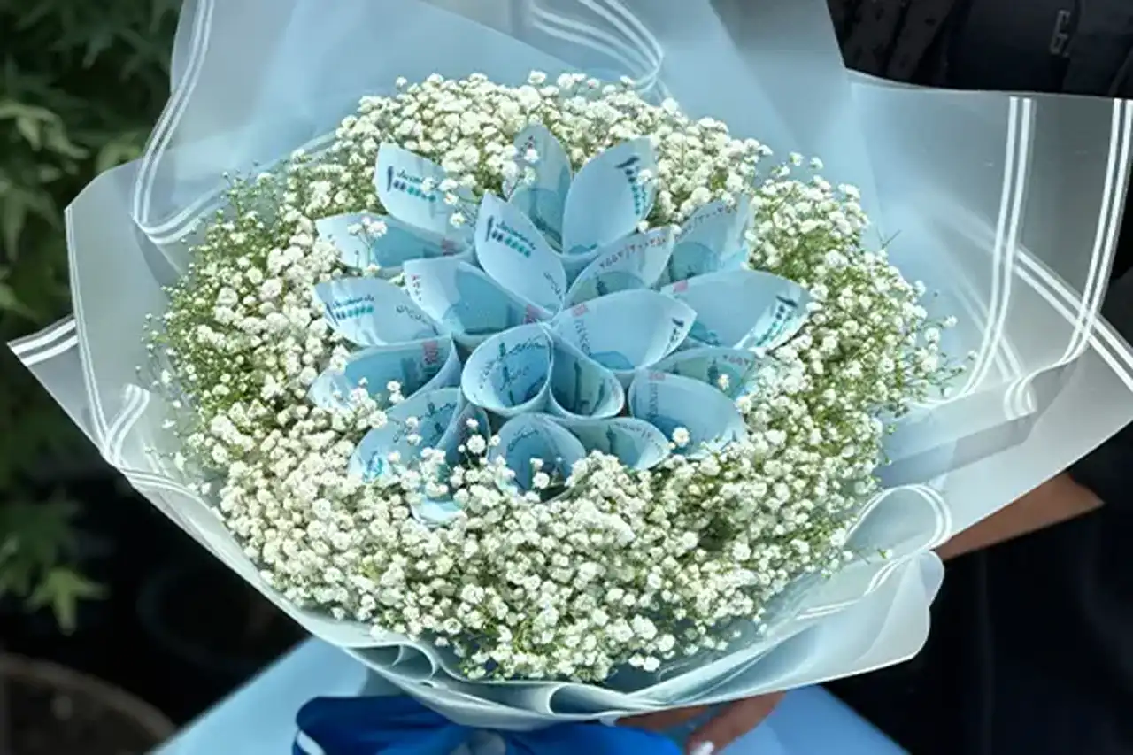 تزیین پول با سیخ چوبی + ایده متفاوت و شیک برای کادو دادن پول به صورت دسته گل با سیخ چوبی و گل طبیعی