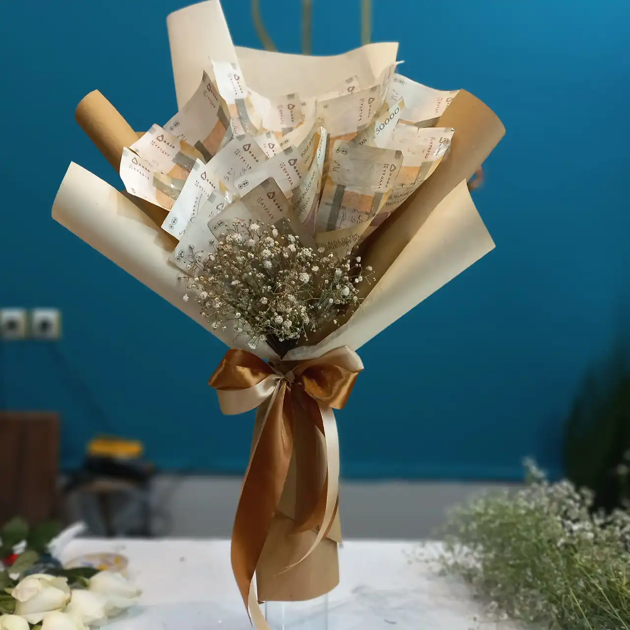 تزیین پول با سیخ چوبی + ایده متفاوت و شیک برای کادو دادن پول به صورت دسته گل با سیخ چوبی و گل طبیعی