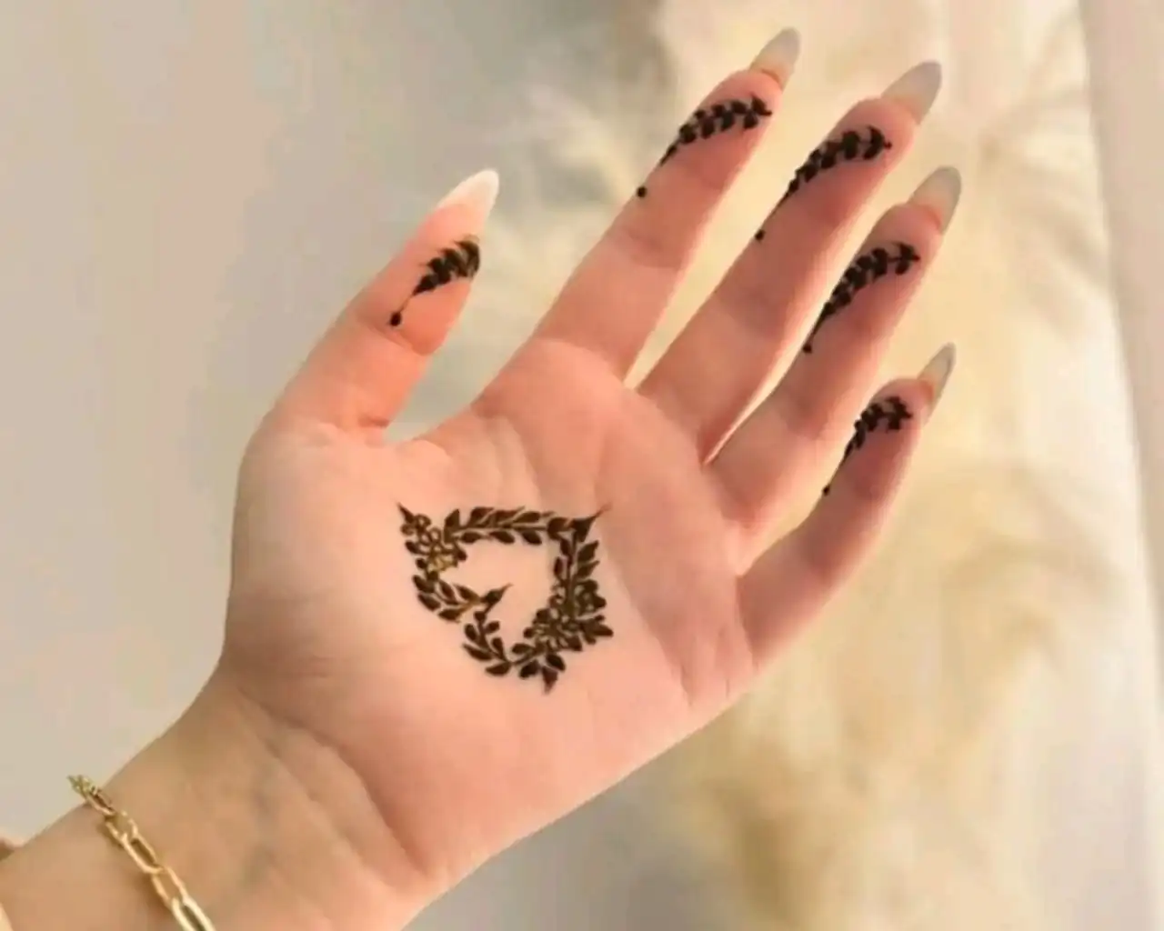 جدیدترین مدل حنا دخترانه + 15 تا از ترندهای برتر با راهنمای کامل انتخاب هوشمندانه