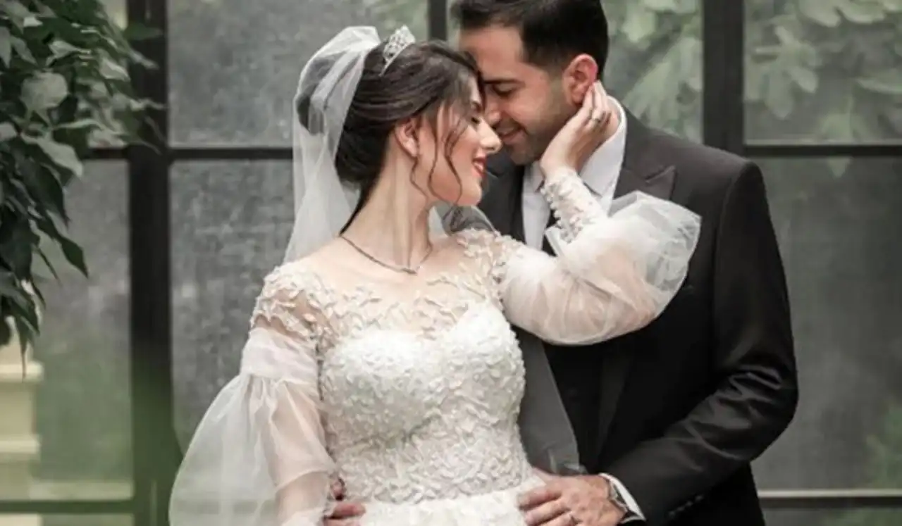 مدل عکس عروس و داماد با ژست‌های طبیعی و عاشقانه برای ثبت ماندگارترین لحظات