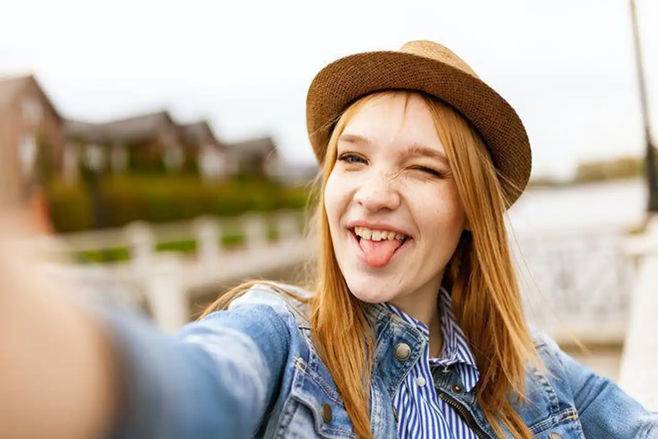 مدل عکس گرفتن سلفی حرفه ای تر با این ژست های جذاب و خاص برای پروفایل