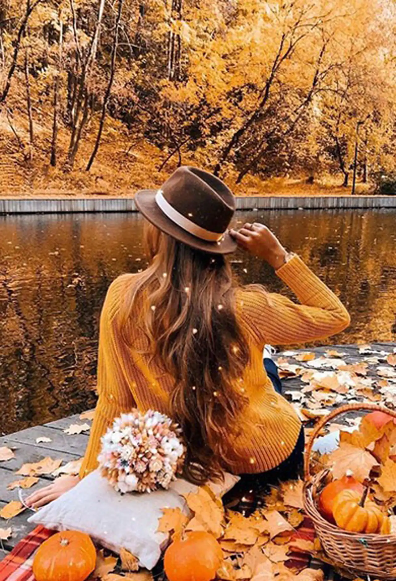 مدل عکس پاییزی دخترانه + هوای سرد و برگهای نارنجی که با لبخندت ترکیب میشوند