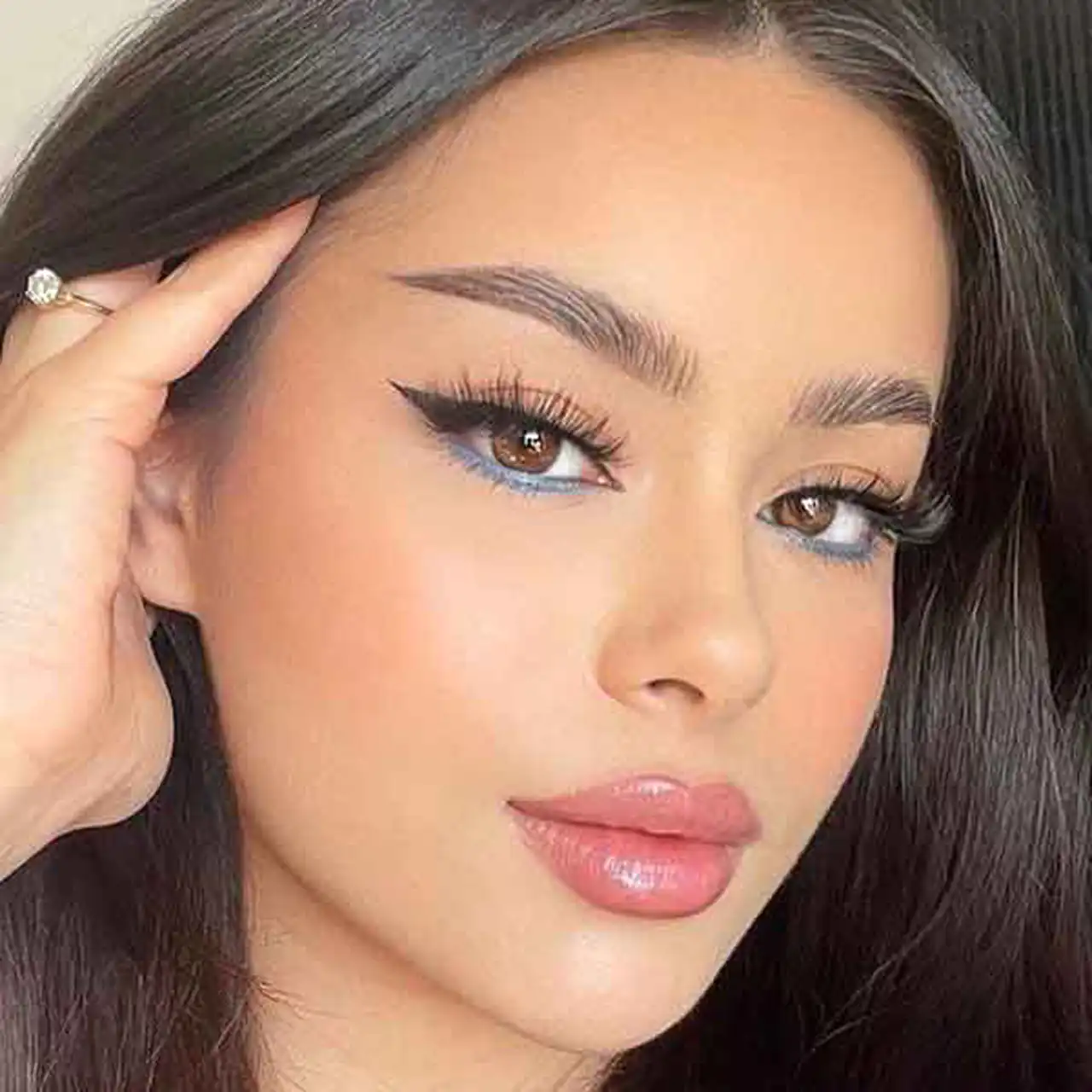 مدل آرایش جدید که با دقت و زیبایی برای درخشش شما در هر جمعی طراحی شده است