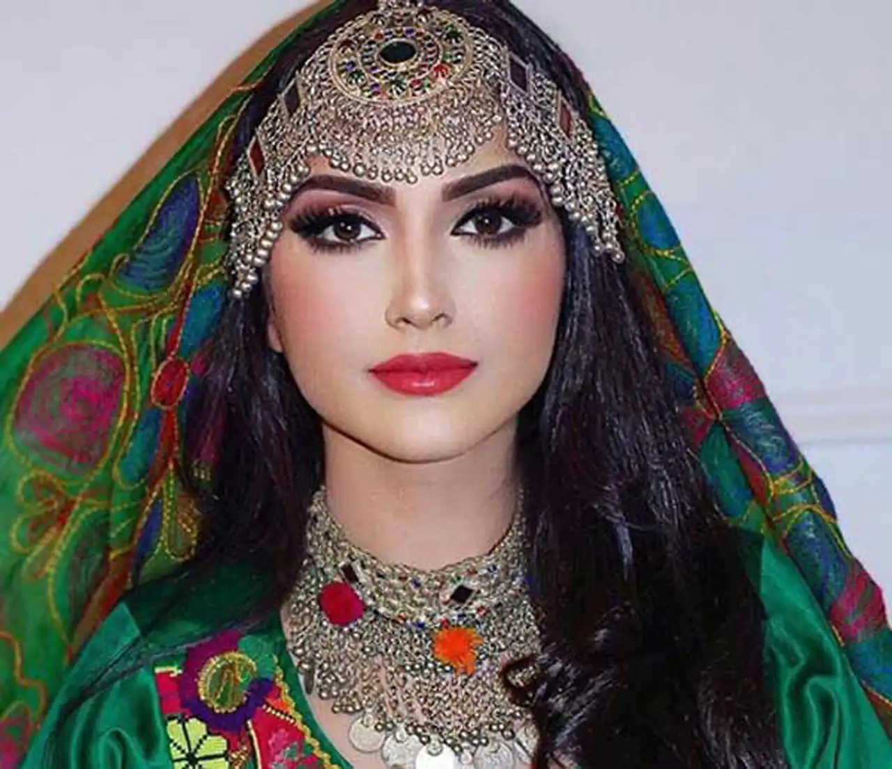 مدل آرایش تاجیکی زیبا و خاص + 15 تا از بهترین میکاپ های روز دنیا را اینجا ببینید