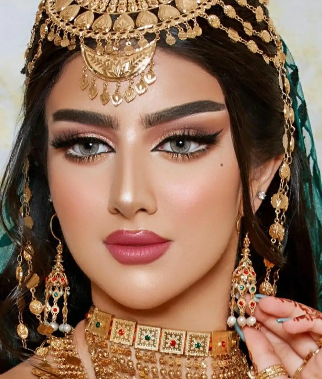 مدل آرایش تاجیکی زیبا و خاص + 15 تا از بهترین میکاپ های روز دنیا را اینجا ببینید