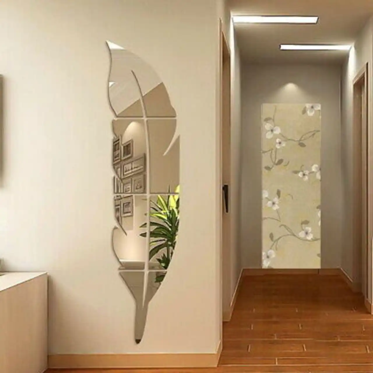مدل اینه تزیینی روی دیوار برای بازتاب نور و بزرگتر نشان دادن فضای پذیرایی