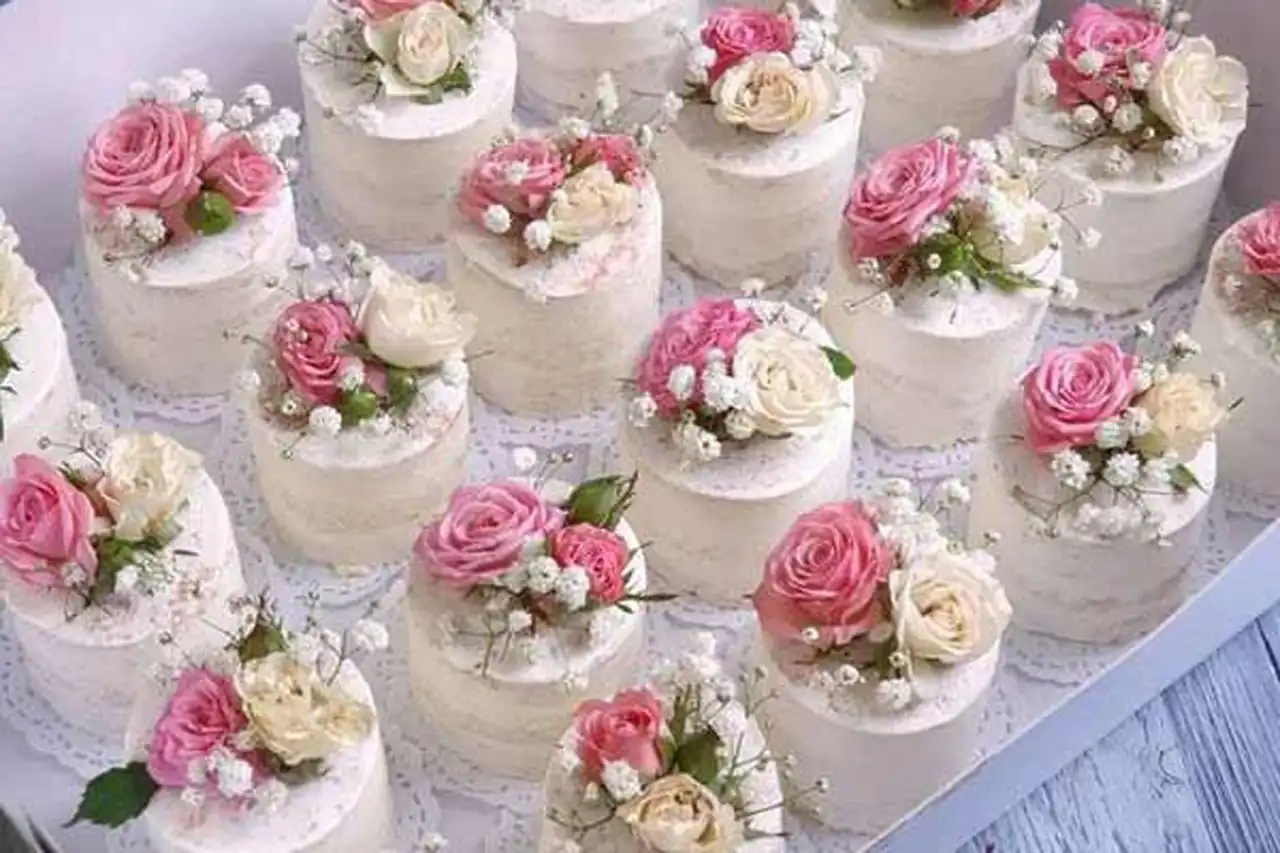مدل کیک بله برون + 15 تا از رویایی ترین کیک های عقد و نامزدی با دیزاین های خاص