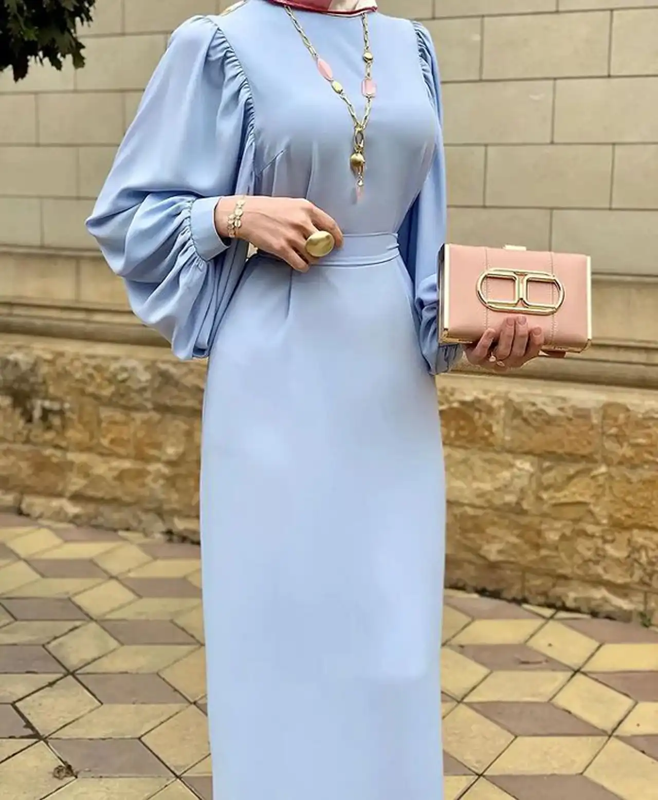 مدل حجاب برای روی لباس مجلسی + ایده های شیک و باکلاس برای استایل کردن خانم های محجبه در عروسی