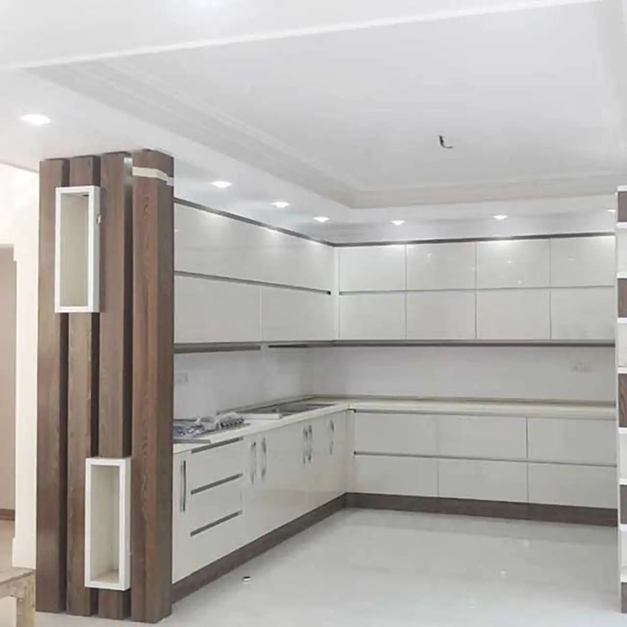 مدل کابینت سه رنگ با ترکیببندی هوشمندانه برای خلق فضایی مدرن در قلب خانه شما