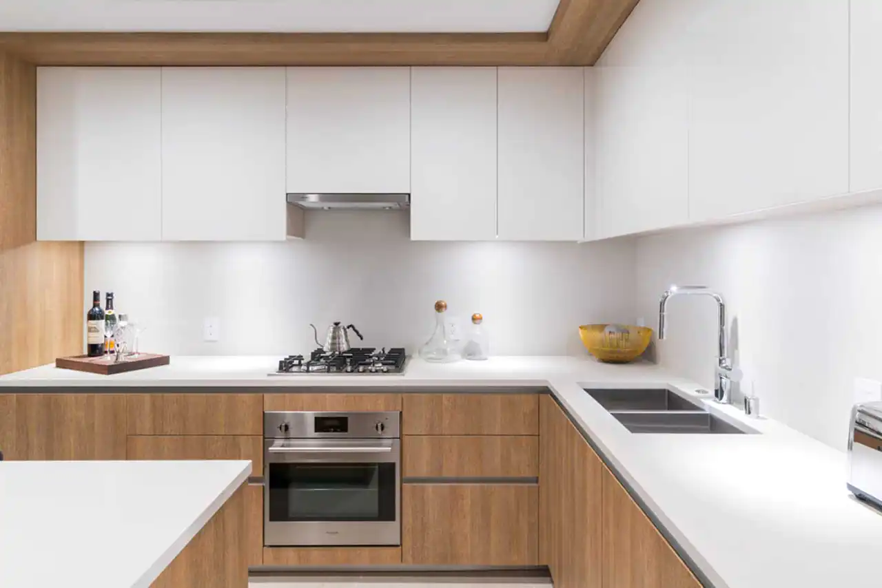 مدل کابینت سه رنگ با ترکیب‌بندی هوشمندانه برای خلق فضایی مدرن در قلب خانه شما