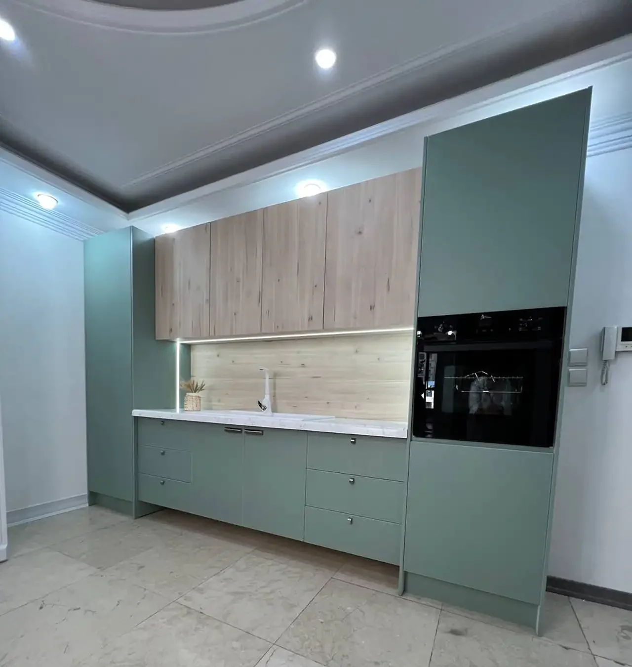 مدل کابینت سه رنگ با ترکیببندی هوشمندانه برای خلق فضایی مدرن در قلب خانه شما