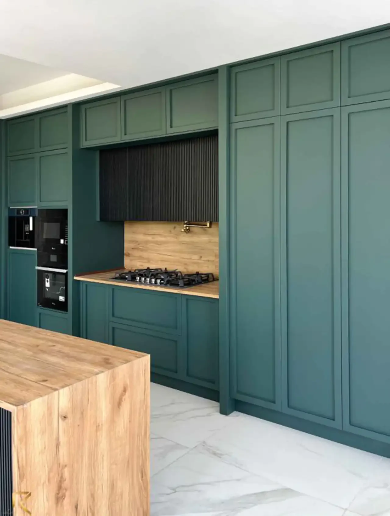 مدل کابینت سه رنگ با ترکیببندی هوشمندانه برای خلق فضایی مدرن در قلب خانه شما