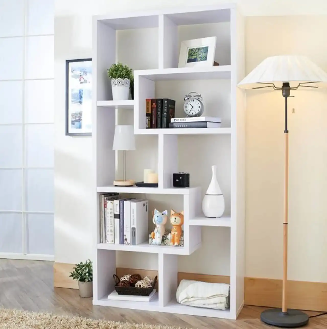 مدل کتابخانه داخل پذیرایی با رنگبندی و طراحی های مدرن و متفاوت که ترند شدن