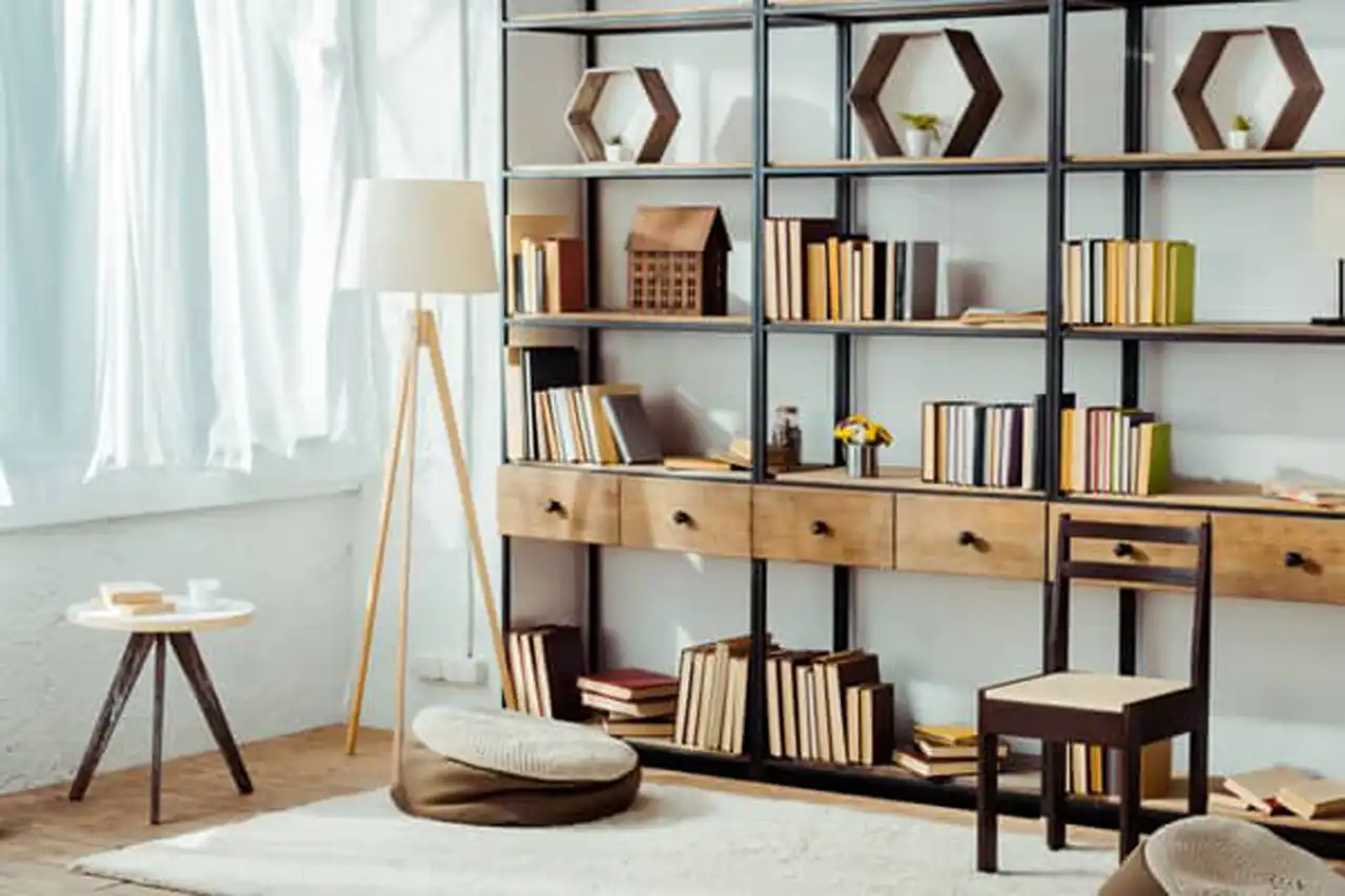 مدل کتابخانه داخل پذیرایی با رنگبندی و طراحی های مدرن و متفاوت که ترند شدن