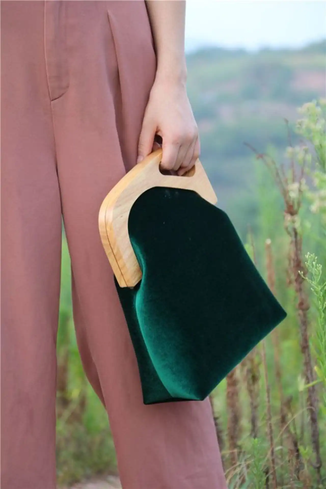 مدل کیف پارچه ای مخمل انتخابی لوکس و خاص برای تکمیل استایل منحصر به فرد
