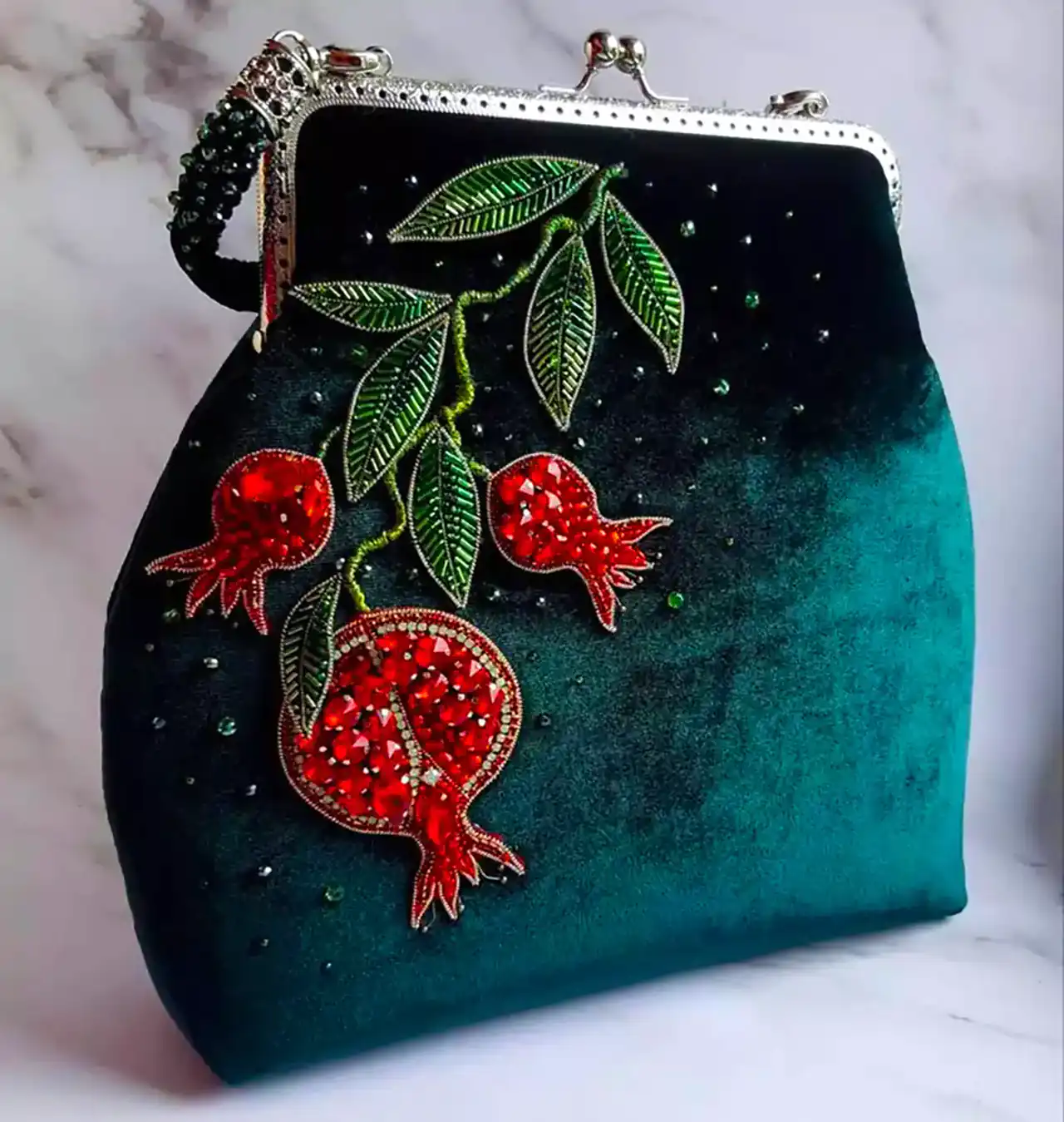 مدل کیف پارچه ای مخمل انتخابی لوکس و خاص برای تکمیل استایل منحصر به فرد