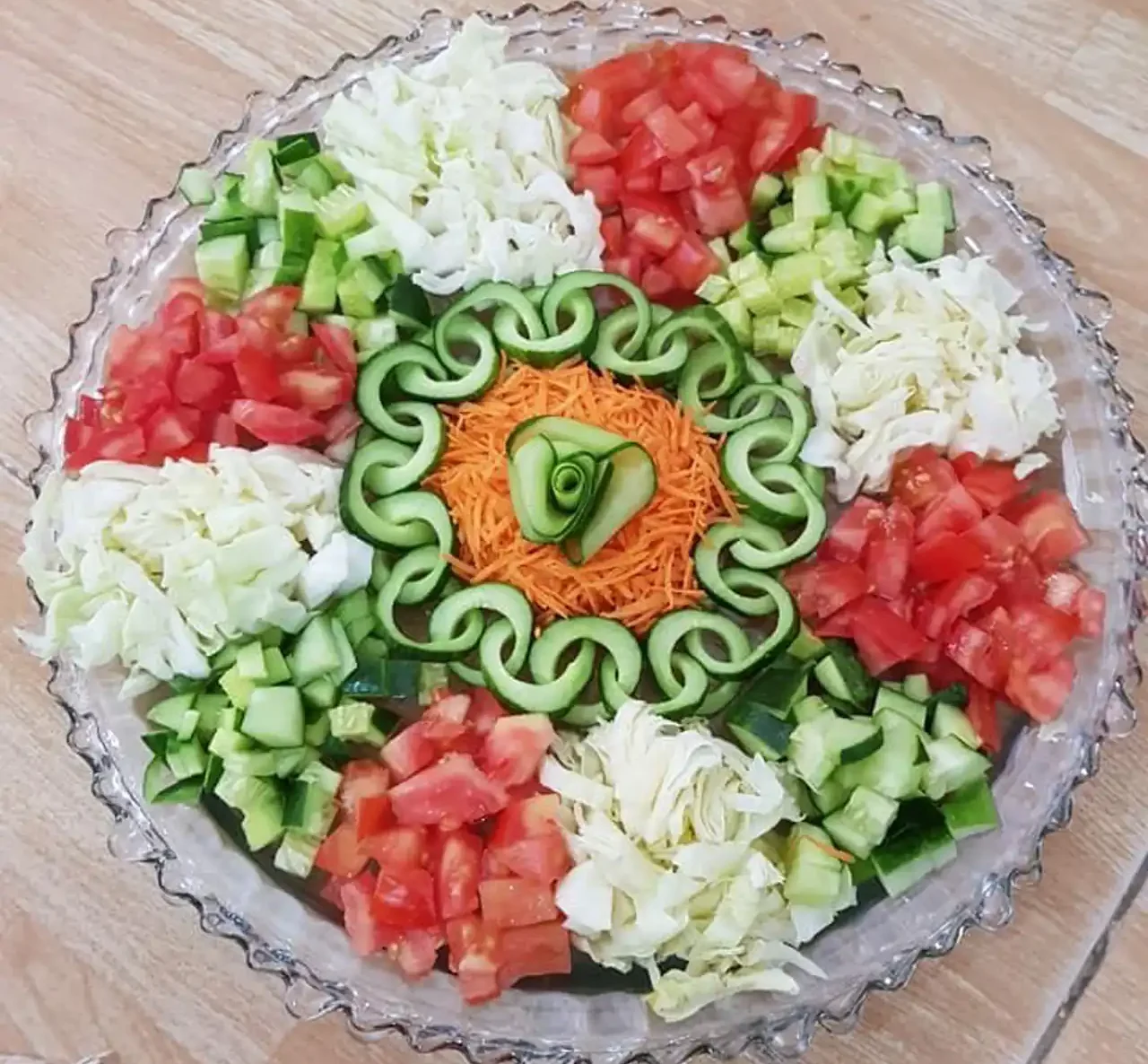 مدل سالاد با کاهو خیار گوجه + 15 تا ایده زیبا و خوشمزه برای کدبانوها جهت ایده گرفتن