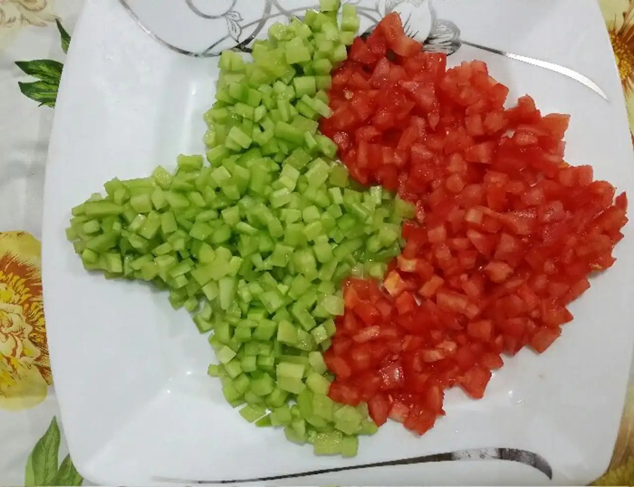 مدل سالاد با خیار و گوجه + تزیینات هنری و اشتهاآور برای سفرههای رنگین کدبانوها