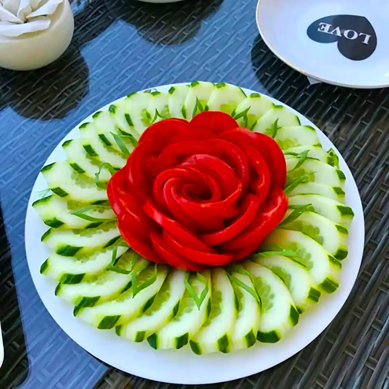 مدل سالاد با خیار و گوجه + تزیینات هنری و اشتهاآور برای سفرههای رنگین کدبانوها