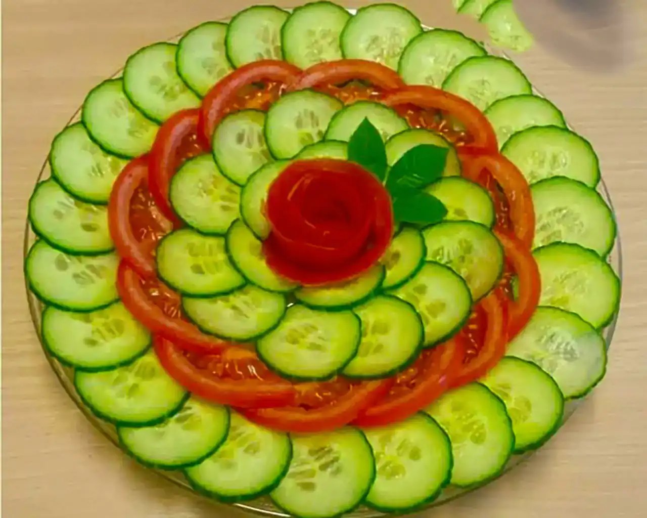 مدل سالاد با خیار و گوجه + تزیینات هنری و اشتهاآور برای سفرههای رنگین کدبانوها