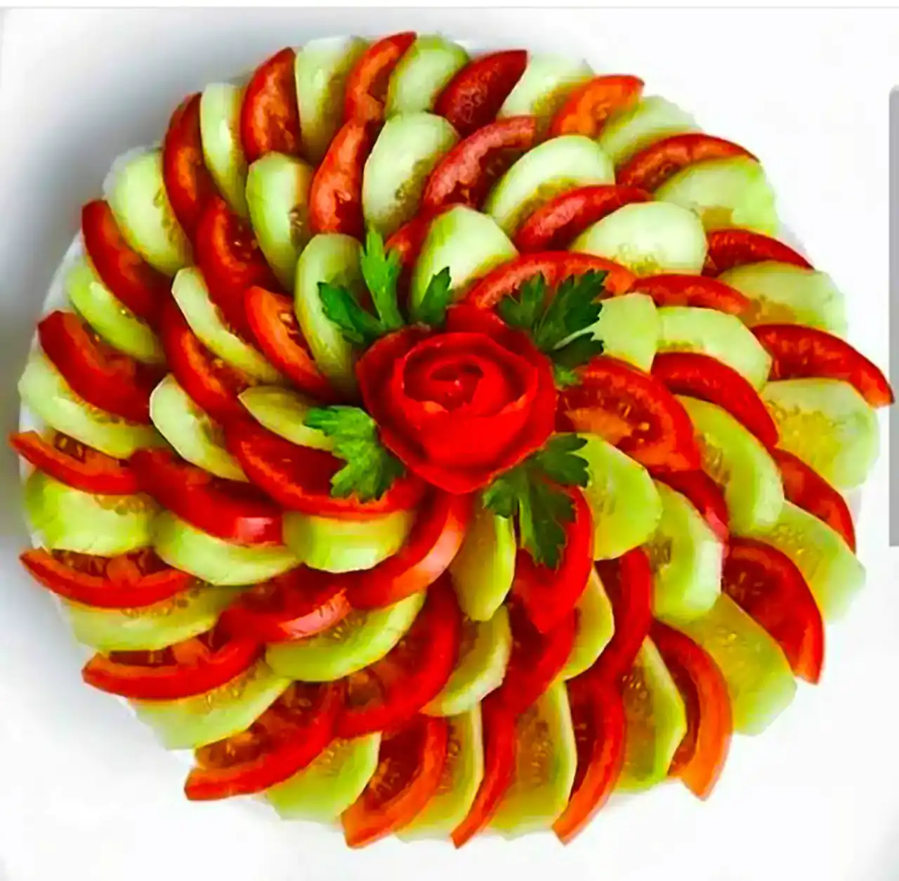 مدل سالاد با خیار و گوجه + تزیینات هنری و اشتهاآور برای سفرههای رنگین کدبانوها