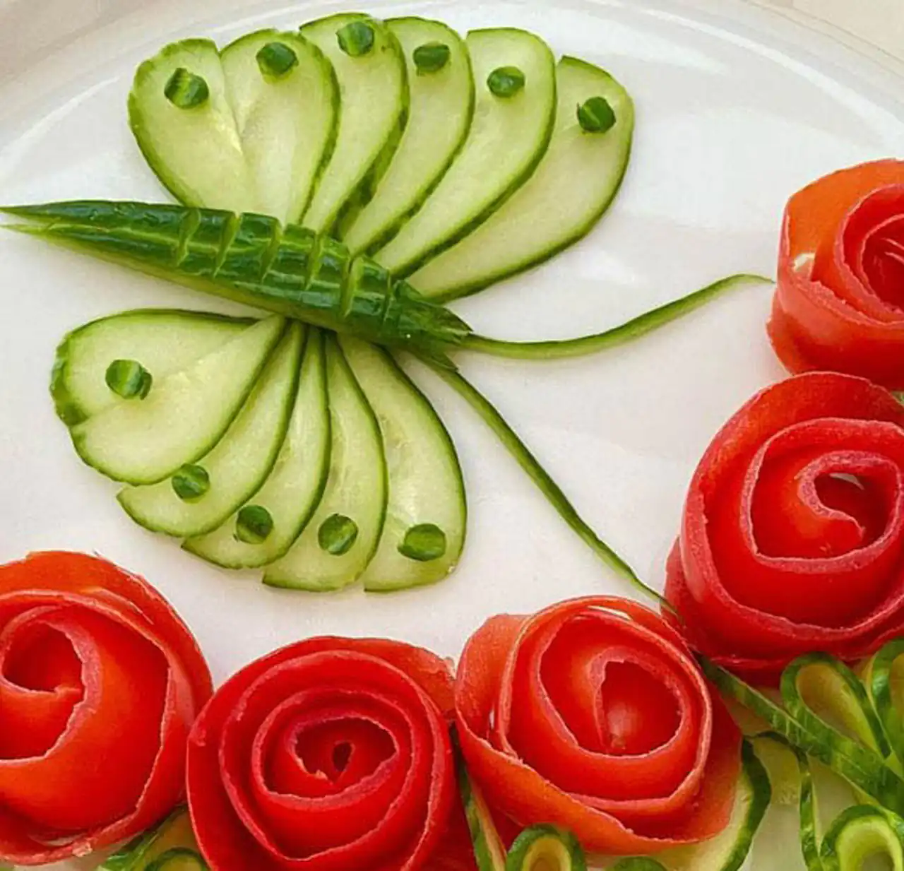 مدل سالاد با خیار و گوجه + تزیینات هنری و اشتهاآور برای سفرههای رنگین کدبانوها