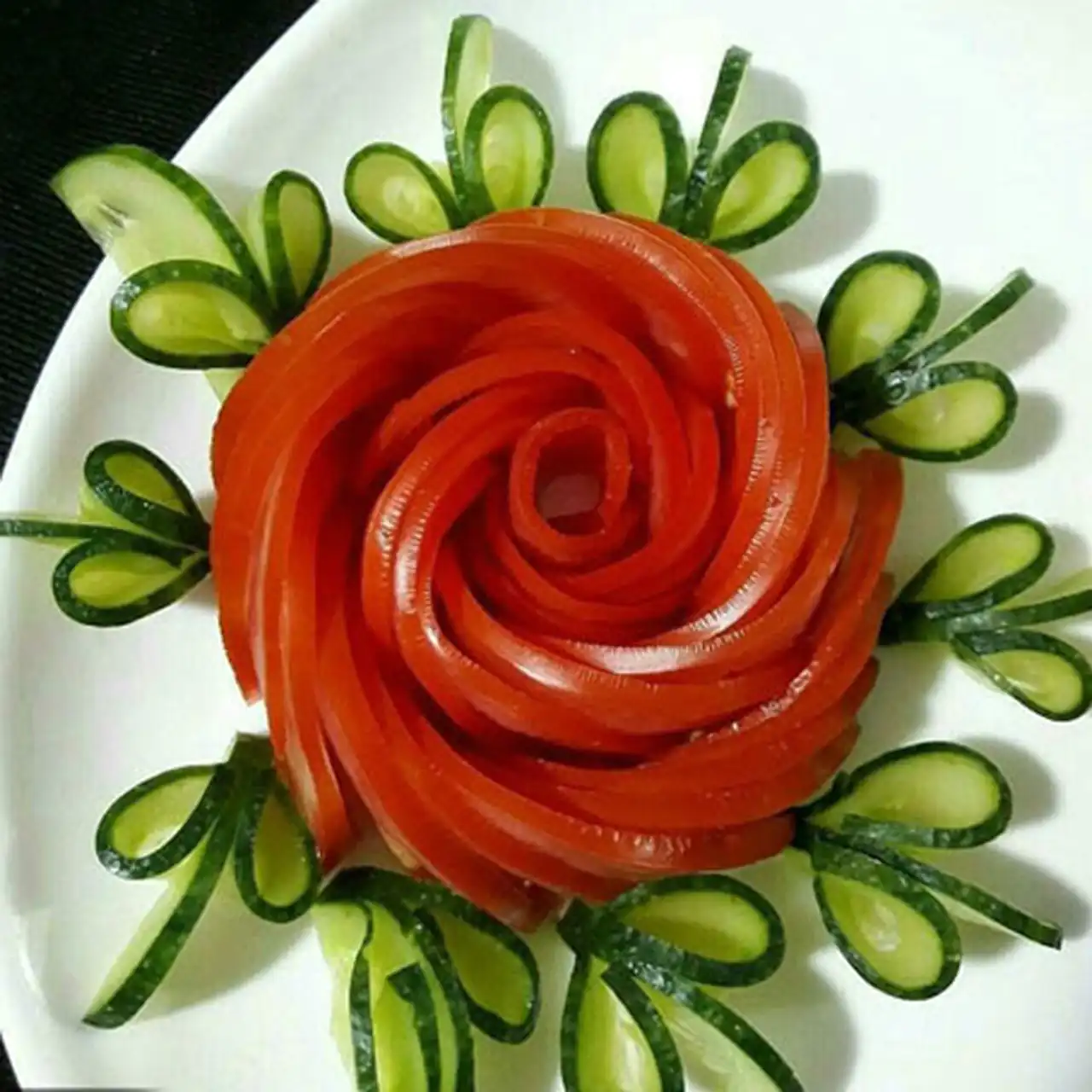 مدل سالاد با خیار و گوجه + تزیینات هنری و اشتهاآور برای سفرههای رنگین کدبانوها