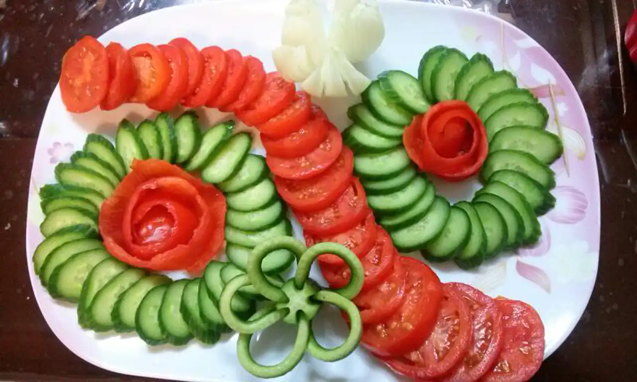 مدل سالاد با خیار و گوجه + تزیینات هنری و اشتهاآور برای سفرههای رنگین کدبانوها