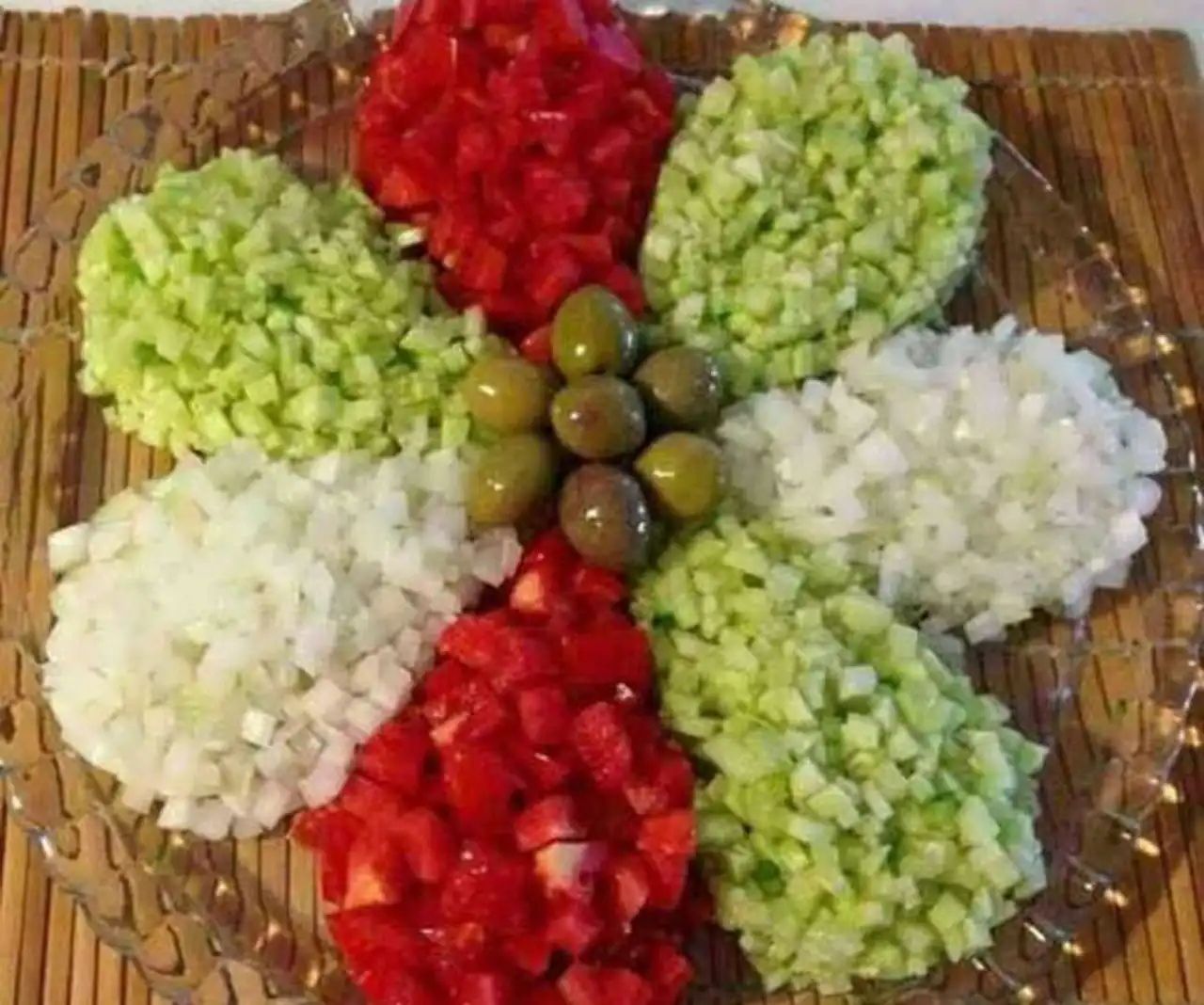 مدل سالاد با خیار و گوجه + تزیینات هنری و اشتهاآور برای سفرههای رنگین کدبانوها
