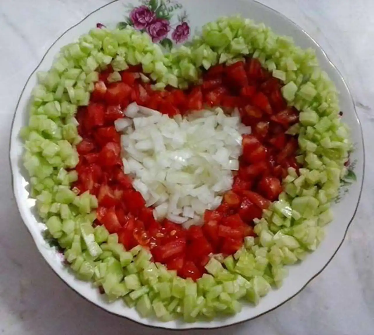مدل سالاد با خیار و گوجه + تزیینات هنری و اشتهاآور برای سفرههای رنگین کدبانوها