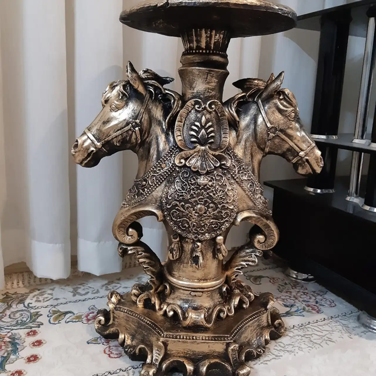 مجسمه ایستاده کنار مبلی به عنوان یک اثر هنری دکوراتیو و لوکس برای منزل شما 