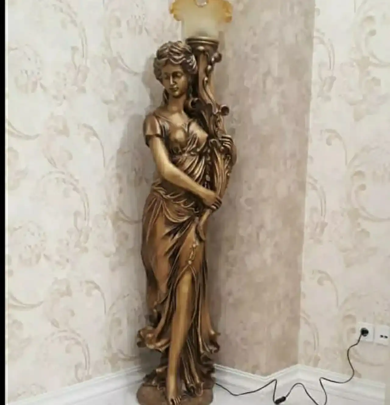 مجسمه ایستاده کنار مبلی به عنوان یک اثر هنری دکوراتیو و لوکس برای منزل شما 