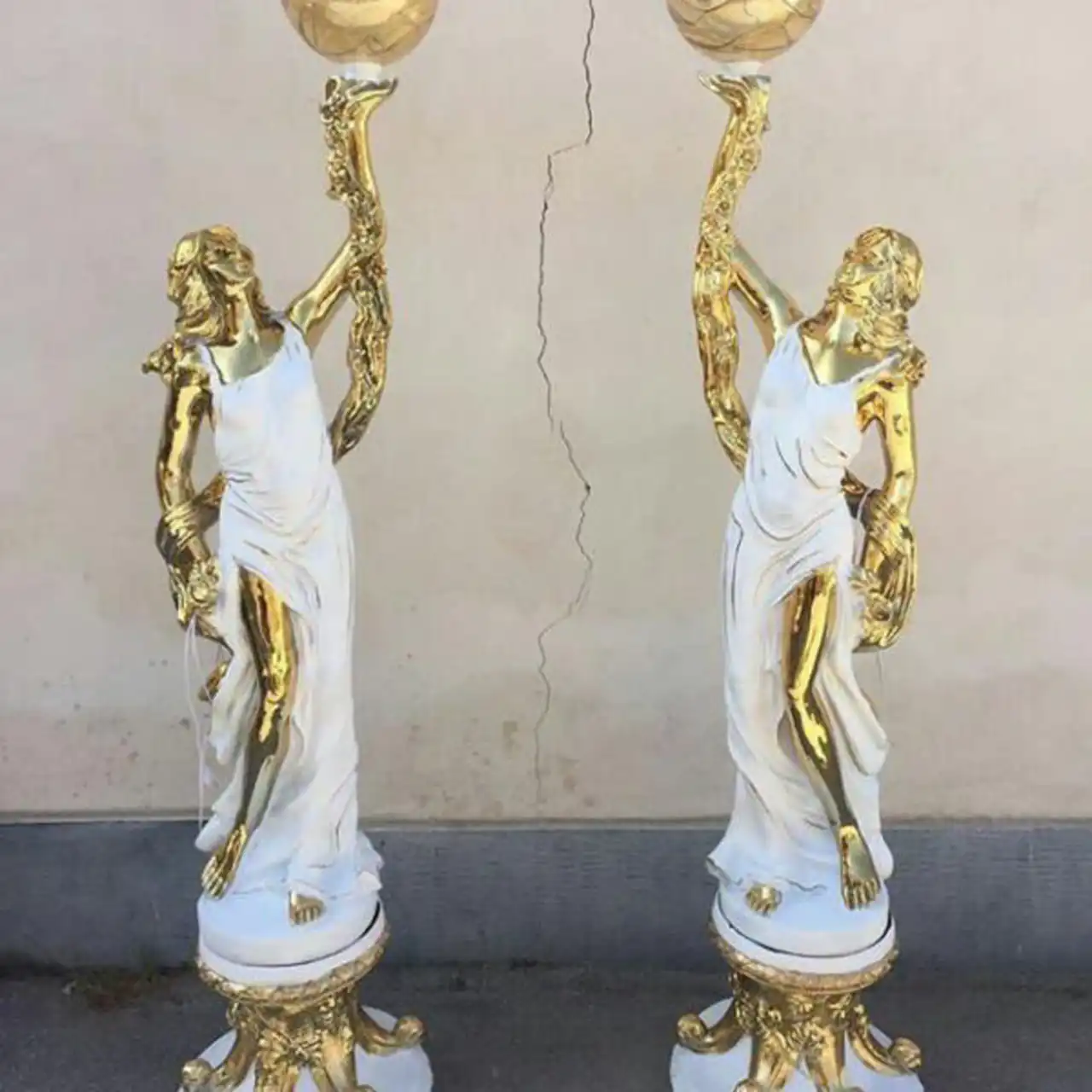 مجسمه ایستاده کنار مبلی به عنوان یک اثر هنری دکوراتیو و لوکس برای منزل شما 
